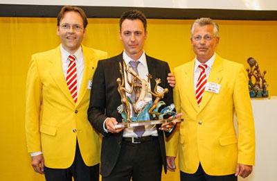 Award-Überreichung auf der Automatica 2012 (v.L. Olaf Gehrels / Fanuc, Mario Krämer / ASA, Jürgen Messer / Fanuc)