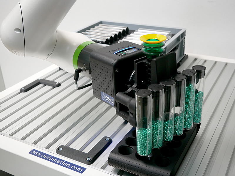 Robotergestützte Applikation im Pharmabereich Robotergreifer mit Vakuumkomponente im Einsatz